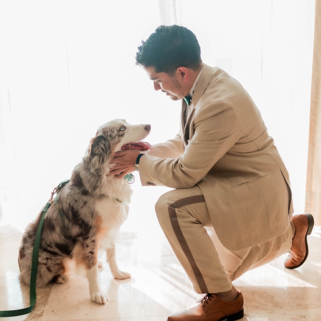 Novio junto a su mascota