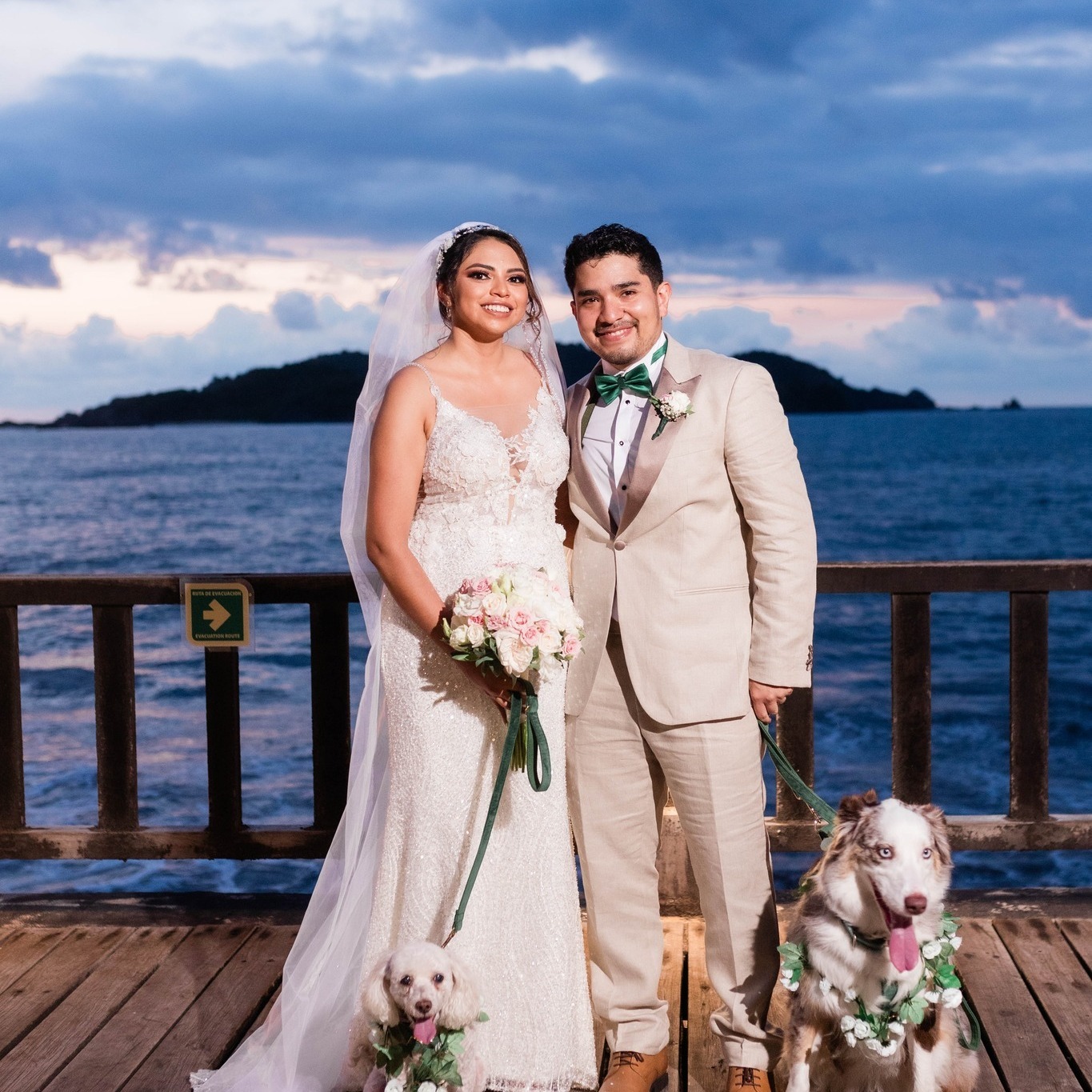 Elizabeth y Ricardo con sus perritos en su boda