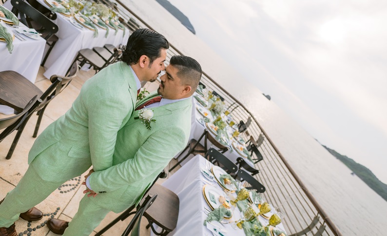 Juan y Argenis celebrando junto al mar en su boda